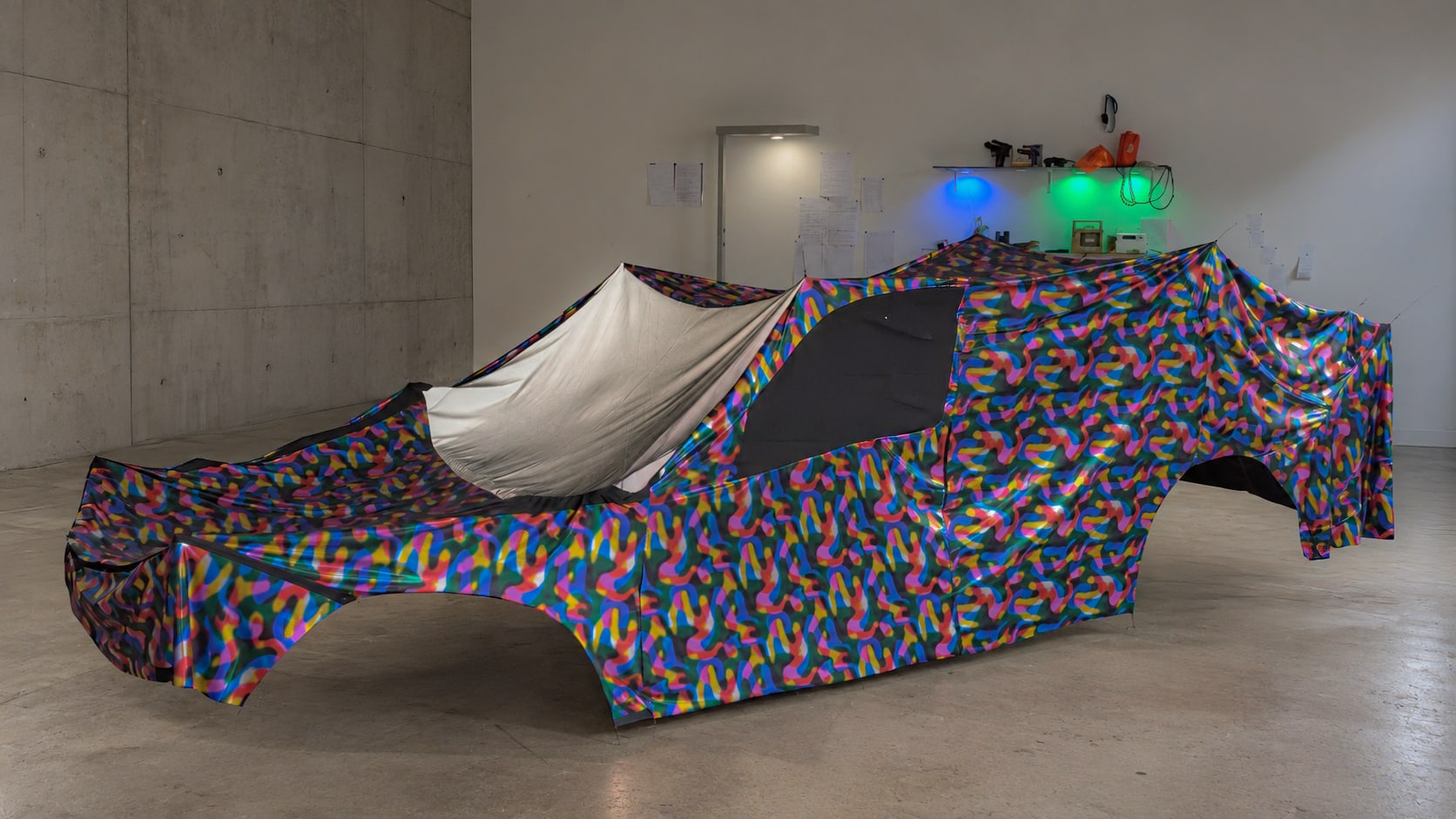 MON CHÉRI camouflage car installation